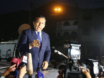 El expresidente peruano Ollanta Humala se dirige a la prensa después de salir de la cárcel.