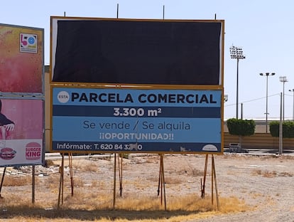 Una de las dos vallas publicitarias instaladas en El Ejido (Almería), cubierta con una lona negra, que luego fue retirada.