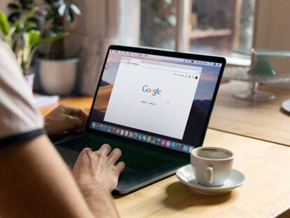 Un usuario se dispone a hacer una búsqueda en Google, el servicio más popular.