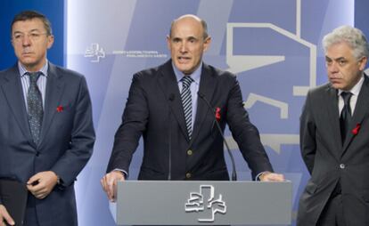 El consejero de Sanidad del Gobierno vasco, Rafael Bengoa (en el centro), junto al viceconsejero, Jesús María Fernández a su izquierda, y al director de Osakidetza, Julián Pérez, durante la rueda de prensa ofrecida esta mañana.