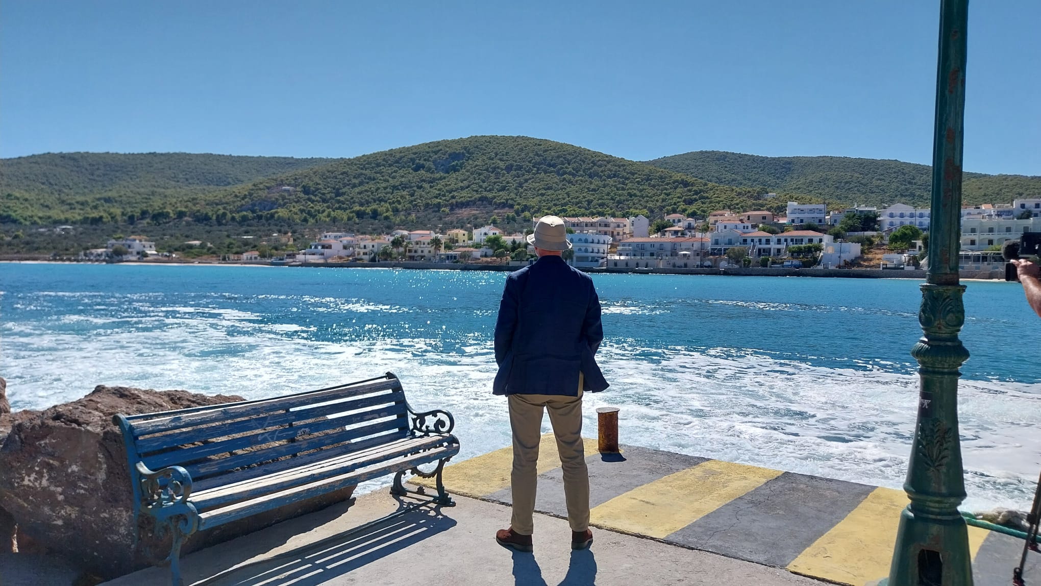 Arturo Pérez-Reverte en el embarcadero del puerto de la isla de Agistri