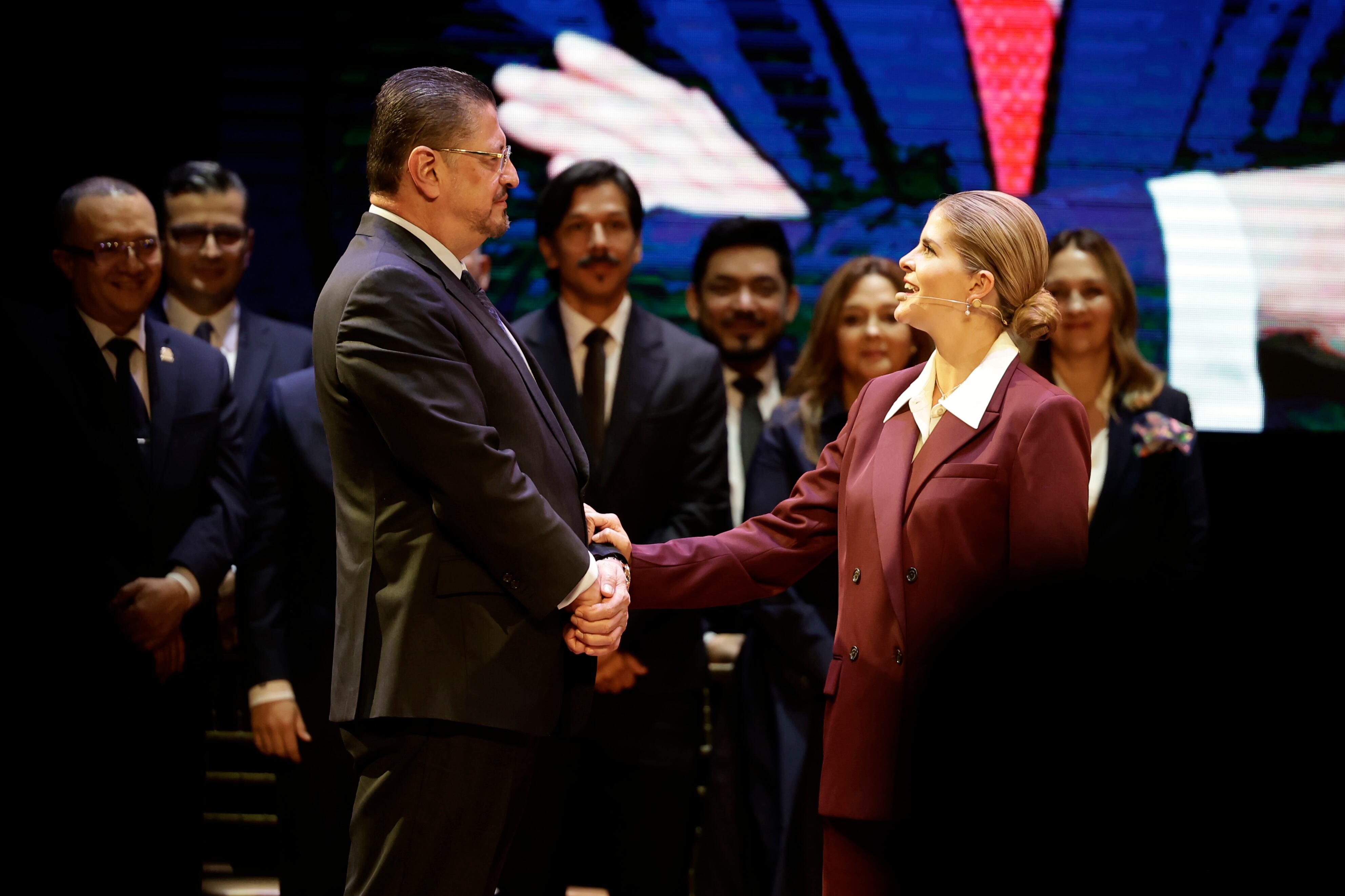 Rodrigo Chaves entrega el mando en Costa Rica a Laura Fernández, pero se mantiene en el centro del poder como un ‘superministro’