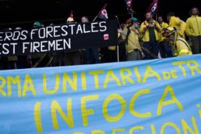 Bomberos Forestales del Plan Infoca durante la concentración que han realizado esta mañana a las puertas de la consejería de Medio Ambiente en Málaga para denunciar despidos, recortes presupuestarios para el 2014, y mala gestión.
