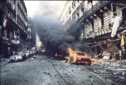 Atentado con coche bomba en la calle rue Marbeuf, en abril de 1982 (Archivo <i>Paris Match</i>).