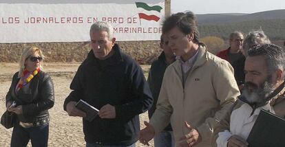 Diego Cañamero, Cayetano Martínez de Irujo y Juan Manuel Sánchez Gordillo, esta mañana en Marinaleda.