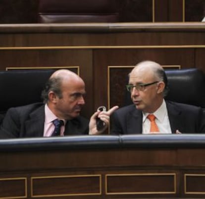 Luis de Guindos (i) y Cristóbal Montoro en el Congreso de los Diputados.