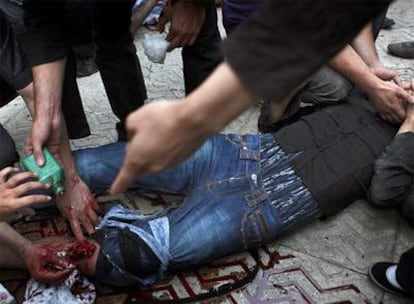 Esta foto colgada en Internet muestra a un manifestante herido que recibe auxilio en una calle de Teherán el sábado pasado.