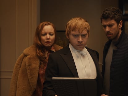 Lauren Ambrose, Rupert Grint y Toby Kebbell, en la segunda temporada de 'Servant'.