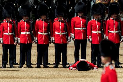 Un soldado de la Guardia Real se desmaya durante la ceremonia de Revisión del Coronel, el último ensayo público para el desfile de cumpleaños de la Reina Isabel II de Inglaterra en Londres.