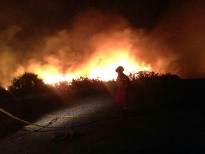 Labores de extinción en el incendio de Xàbia durante la noche del jueves en una imagen de la Unidad Militar de Emergencias (UME).