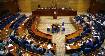 La bancada del PP, vacía, después de que todos los diputados populares, incluida Cristina Cifuentes, hayan abandonado el Pleno.