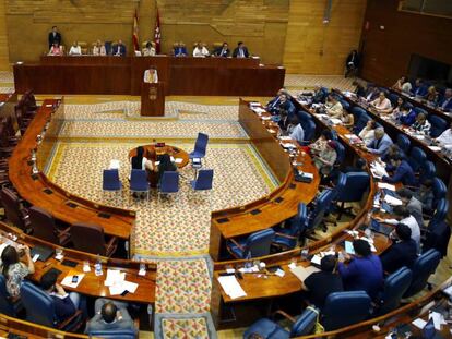 La bancada del PP, vac&iacute;a, despu&eacute;s de que todos los diputados populares, incluida Cristina Cifuentes, hayan abandonado el Pleno. 