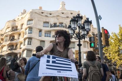 Una manifestant, davant de la Comissió Europea.