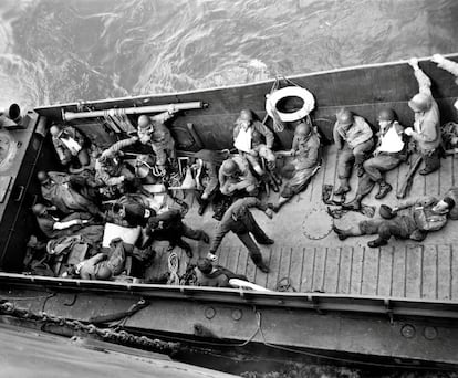 Una lancha de desembarco de EE UU evacua a heridos durante la primera oleada del desembarco, el 6 de junio de 1944.