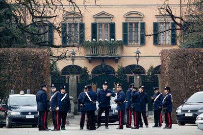 'Carabinieri' delante mansión de Berlusconi en Arcore