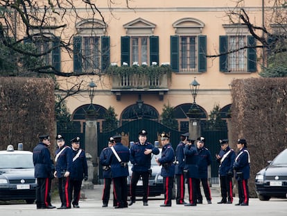 Los 'carabinieri' custodian la entrada a la mansión de Berlusconi en Arcore, este martes por la mañana.