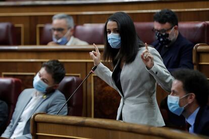 La líder de Ciudadanos, Inés Arrimadas, durante su intervención en la sesión de control al Gobierno este miércoles en el Congreso.