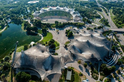 Ningún estadio había tenido hasta entonces una cubierta tan ligera, transparente y juguetona como la que idearon los arquitectos Günther Behnisch y Frei Otto para el Olímpico de Múnich. Y es que durante los Juegos Olímpicos de 1972, Alemania quería mostrar al mundo su cara más alegre, abierta y tolerante. Por desgracia, la competición se vio empañada cuando 11 atletas israelíes fueron capturados como rehenes y luego asesinados por el grupo Septiembre Negro. Casi 50 años después la cubierta de este estadio conserva intacta su genial ligereza originaria. <a href="https://www.olympiapark.de/de/olympiapark-muenchen/ " rel="nofollow" target="_blank">olympiapark.de</a>