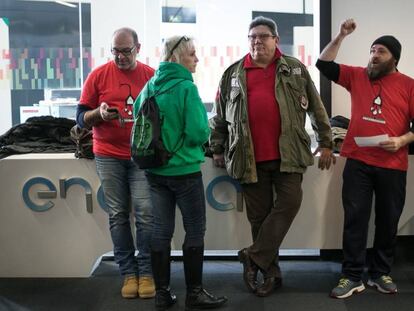 Miembros de APE han ocupado la entrada de las oficinas de Endesa.