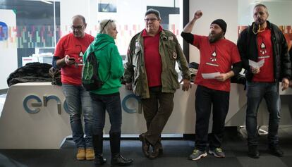 Membres de l'APE han ocupat la entrada de les oficines d'Endesa.