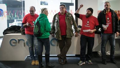 Membres de l&#039;APE han ocupat la entrada de les oficines d&#039;Endesa.