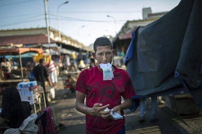 "Maracaibo marginada y sin un real / Qué más te puede pasar / Que ya no te haya pasado" versa la gaita maracucha escuchada durante innumerables fiestas navideñas en la voz de Ricardo Aguirre. La que otrora fue la segunda ciudad de América Latina, por detrás de Buenos Aires, pionera en servicio eléctrico, tranvías y telégrafos, hoy es escenario del deterioro y abandono provocado por la escasez que enfrenta Venezuela. El país petrolero registró en 2018 una inflación del 130.000%.