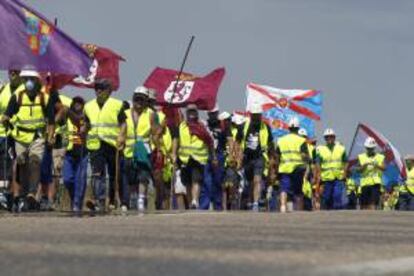 Grupo de varios mineros que realizan la "marcha negra" que partió de Asturias y León camino de Madrid. EFE/Archivo