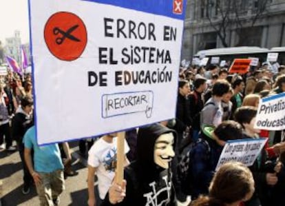 Los estudiantes madrileños se manifiestan contra los recortes por la calle Alcalá