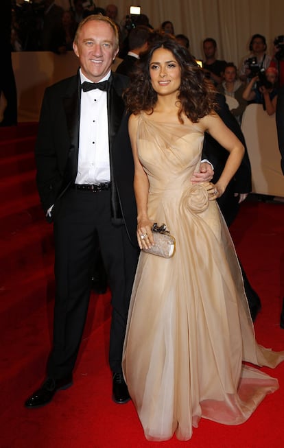 La actriz Salma Hayek y su marido, François-Henri Pinault, ejercieron como anfitriones honorarios de la gala de anoche. Después de todo, Pinault es el presidente del grupo Pinault Printemps Redoute (PPR) al que pertenece la compañía Alexander McQueen (y también la de Stella McCartney). Hayek llevaba un vestido a medida de Sarah Burton para Alexander McQueen.