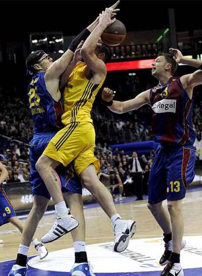 Santiago pelea un balón con Jacobsen.