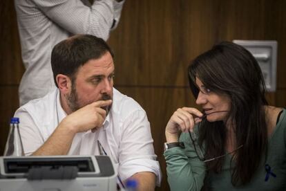 Oriol Junqueras parlant amb Gemma Calvet.