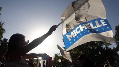 Una seguidora de Bachelet durante el cierre de campa&ntilde;a.