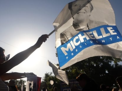 Uma eleitora de Bachelet na fase final da campanha.