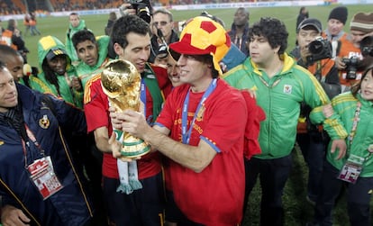 Los jugadores de la selección celebran el triunfo tras el partido.