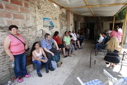 Devotos do "bruxo Manuel" esperam para serem atendidos na casa de Gonnet.