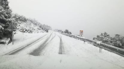 Una de las carreteras valencianas cortadas por la copiosa nevada que ha caido este domingo.