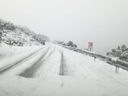 Una de las carreteras valencianas cortadas por la copiosa nevada que ha caido este domingo. 