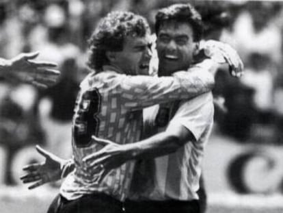 Pumpido (izquierda) y Brown se abrazan después de ganar el Mundial de 1986 en México.