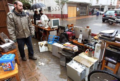 Vecinos de Martutene afectados por las inundaciones ponen a salvo sus pertenencias.