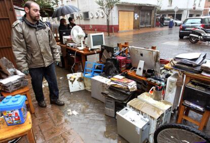 Vecinos de Martutene afectados por las inundaciones ponen a salvo sus pertenencias.