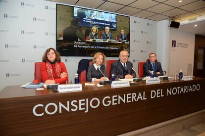 Los ponentes de la mesa sobre la infancia: Marta Kindelan Bustelo, técnica jefe del Área de Sanidad y Política Social del Defensor del Pueblo; Consuelo Madrigal Martínez-Pereda, fiscal del TS; Juan José González Rivas, presidente del TC; y Jorge Prades López, presidente de la Asociación Familias para la Acogida.