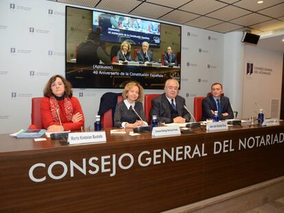 Los ponentes de la mesa sobre la infancia: Marta Kindelan Bustelo, técnica jefe del Área de Sanidad y Política Social del Defensor del Pueblo; Consuelo Madrigal Martínez-Pereda, fiscal del TS; Juan José González Rivas, presidente del TC; y Jorge Prades López, presidente de la Asociación Familias para la Acogida.