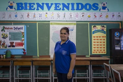 La profesora Luz Marina Giménez, posa para un retrato en el aula en el que durante varios años recibió a niñas y niños del tercer grado, en la escuela Ever Faustino Beaufort de la ciudad de Villa Elisa.