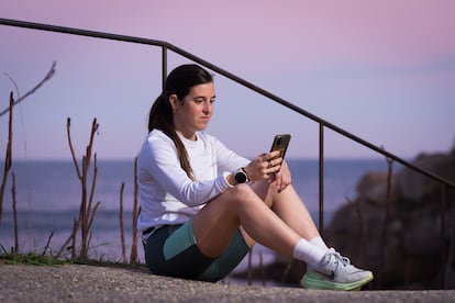 Laura Ros, corredora, mira sus datos en la aplicacin Strava, en Palams, Girona. 