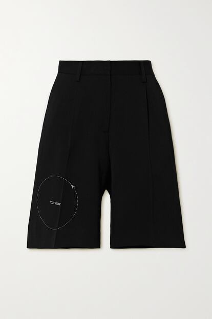 El diseño minimalista pero con un toque irresistiblemente original de Virgil Abloh en su firma Off-White llega también esta primavera a las bermudas con este modelo confeccionado en gabardina. Unos materiales y una ilustración sutil pero muy original que las convierten en una de las inversiones de la temporada. Encuéntralas por 430 euros aquí.