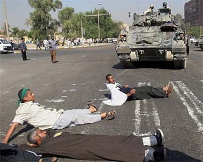 Un grupo de chiíes protesta ante el cuartel general de las tropas estadounidenses en Bagdad.