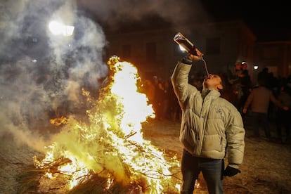 Las 'luminarias' atraen cada vez a más curiosos de diferentes rincones del planeta. Los lugareños han invitado a los visitantes a degustar el vino de pitarra de la tierra de Pinares y las típicas pastas.