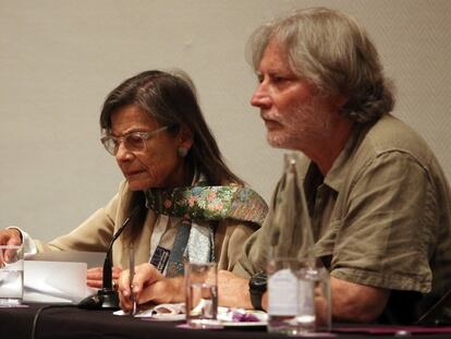 Carlo Frabetti, con Judith Miller en un congreso en Sevilla.