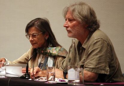 Carlo Frabetti, con Judith Miller en un congreso en Sevilla.