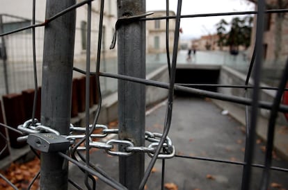 La rehabilitación incluyó la construcción de un aparcamiento en el subsuelo de la plaza.